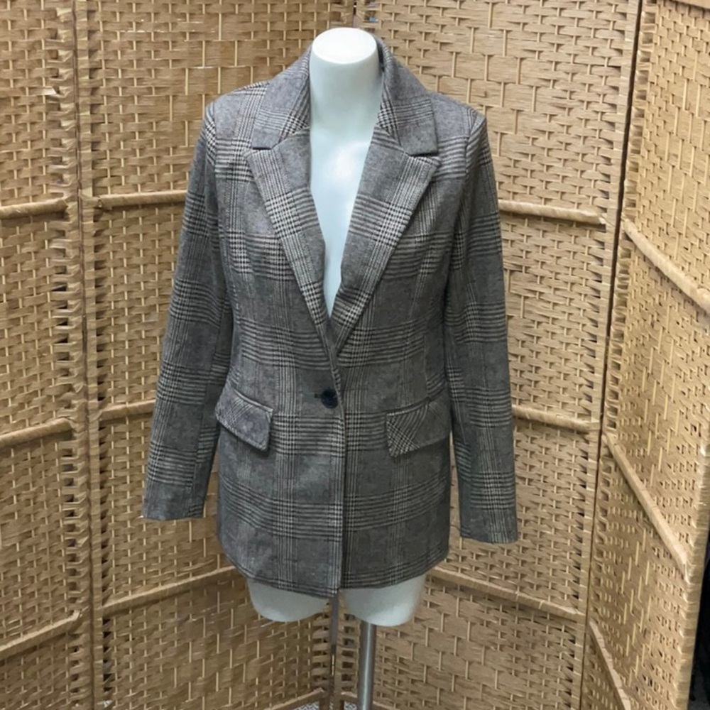 Bagatelle Gray Checkered Blazer